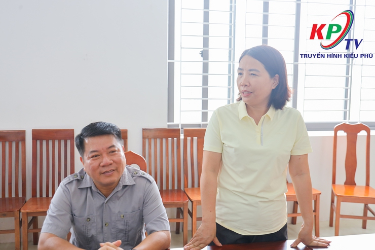 Ủy ban Mặt trận Tổ quốc Việt Nam xã Kiều Phú tặng hoa chúc mừng Trung tâm Dịch vụ tổng hợp xã nhân kỷ niệm Ngày Báo chí cách mạng Việt Nam. - Ảnh 3.