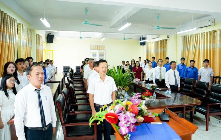 Trung tâm GDNN-GDTX Quốc Oai vinh dự có 4 em học sinh được đứng trong hàng ngũ của Đảng- Ảnh 1.