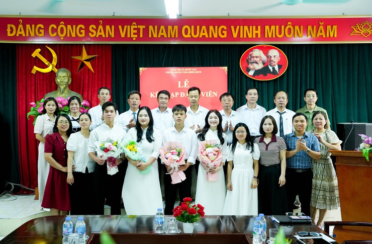 Trung tâm GDNN-GDTX Quốc Oai vinh dự có 4 em học sinh được đứng trong hàng ngũ của Đảng- Ảnh 14.