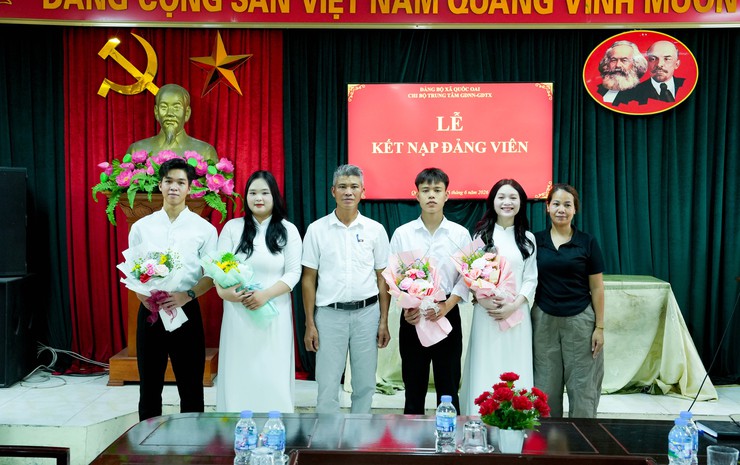 Trung tâm GDNN-GDTX Quốc Oai vinh dự có 4 em học sinh được đứng trong hàng ngũ của Đảng- Ảnh 15.