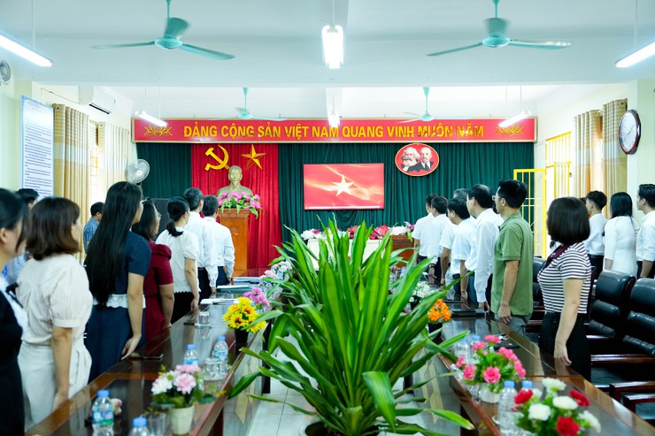 Trung tâm GDNN-GDTX Quốc Oai vinh dự có 4 em học sinh được đứng trong hàng ngũ của Đảng- Ảnh 2.