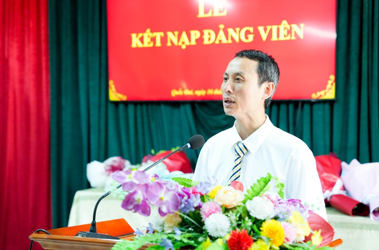 Trung tâm GDNN-GDTX Quốc Oai vinh dự có 4 em học sinh được đứng trong hàng ngũ của Đảng- Ảnh 3.