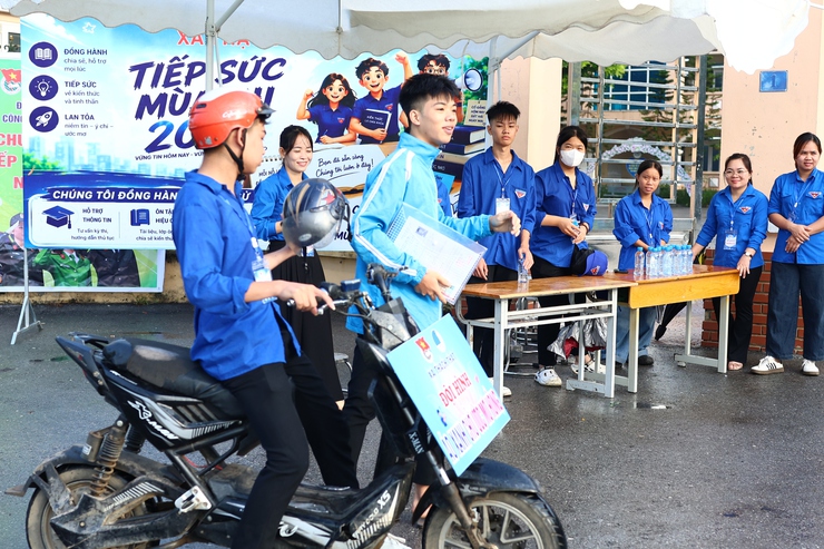 HƠN 1.300 THÍ SINH TRÊN ĐỊA BÀN XÃ THẠCH THẤT HOÀN THÀNH BÀI THI CUỐI CÙNG KỲ THI TỐT NGHIỆP THPT NĂM 2026- Ảnh 3.
