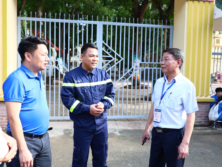 HƠN 1.300 THÍ SINH TRÊN ĐỊA BÀN XÃ THẠCH THẤT HOÀN THÀNH BÀI THI CUỐI CÙNG KỲ THI TỐT NGHIỆP THPT NĂM 2026- Ảnh 2.