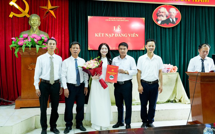 Trung tâm GDNN-GDTX Quốc Oai vinh dự có 4 em học sinh được đứng trong hàng ngũ của Đảng- Ảnh 4.