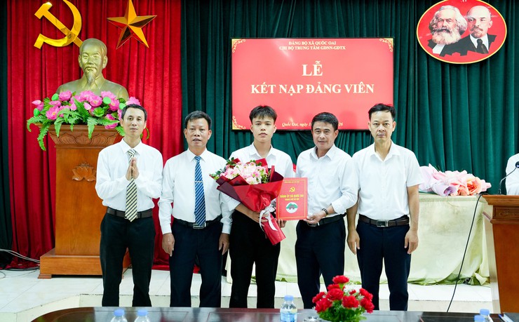Trung tâm GDNN-GDTX Quốc Oai vinh dự có 4 em học sinh được đứng trong hàng ngũ của Đảng- Ảnh 5.