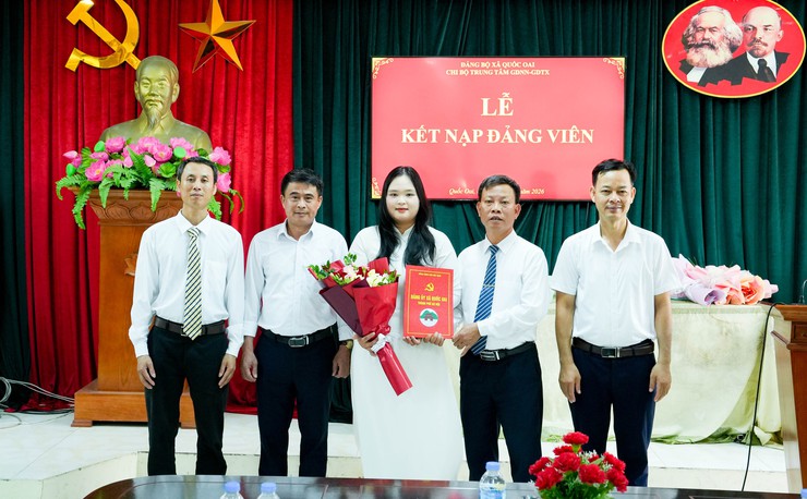 Trung tâm GDNN-GDTX Quốc Oai vinh dự có 4 em học sinh được đứng trong hàng ngũ của Đảng- Ảnh 6.