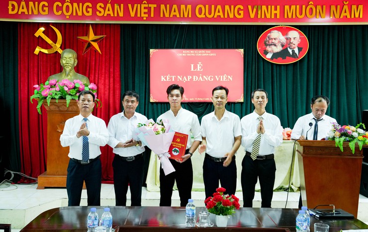 Trung tâm GDNN-GDTX Quốc Oai vinh dự có 4 em học sinh được đứng trong hàng ngũ của Đảng- Ảnh 7.