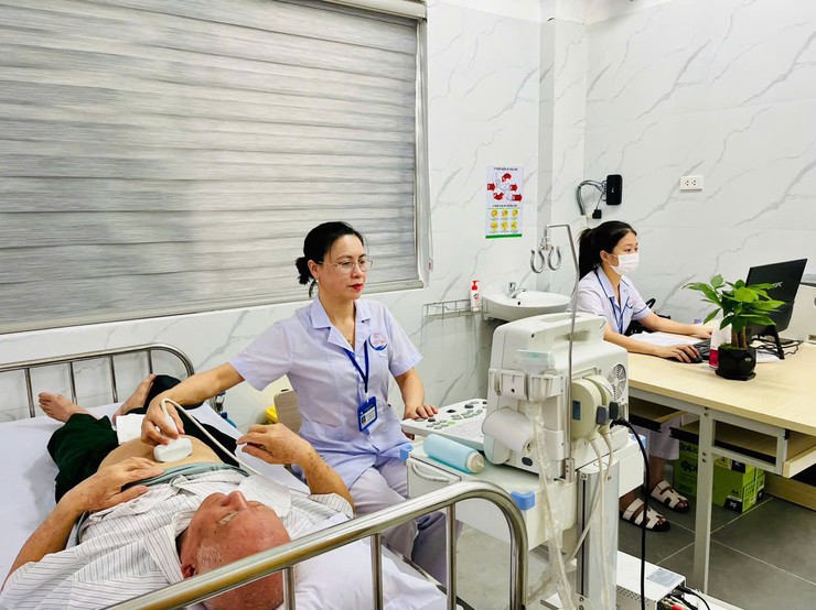Tri ân bằng hành động thiết thực: Phường Long Biên tổ chức khám sức khỏe cho đối tượng chính sách, người có công- Ảnh 4.