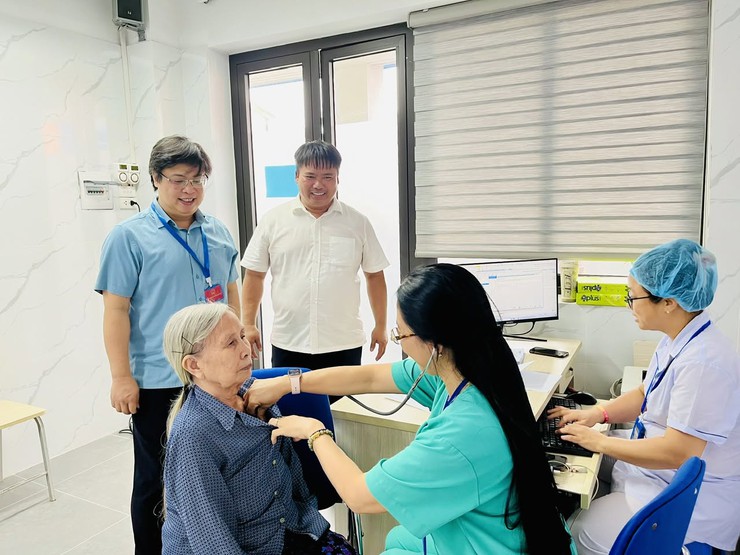Tri ân bằng hành động thiết thực: Phường Long Biên tổ chức khám sức khỏe cho đối tượng chính sách, người có công- Ảnh 1.