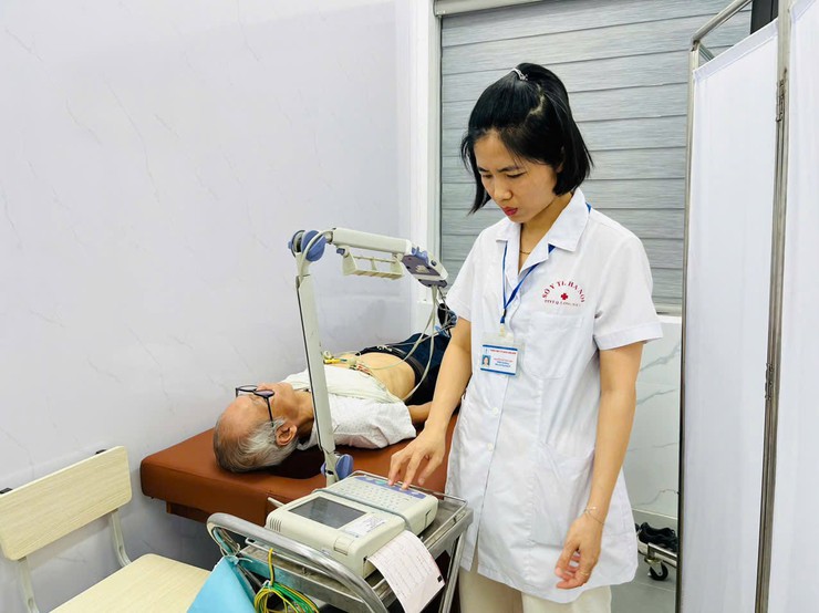 Tri ân bằng hành động thiết thực: Phường Long Biên tổ chức khám sức khỏe cho đối tượng chính sách, người có công- Ảnh 6.