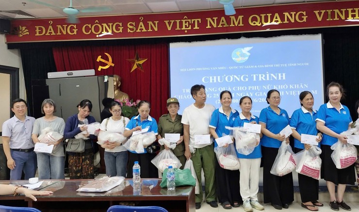 TRAO 30 SUẤT QUÀ CHO PHỤ NỮ KHÓ KHĂN TRÊN ĐỊA BÀN PHƯỜNG VĂN MIẾU - QUỐC TỬ GIÁM - Ảnh 1.