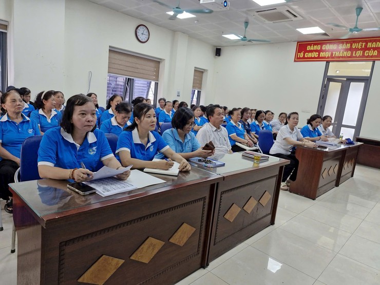 TRAO 30 SUẤT QUÀ CHO PHỤ NỮ KHÓ KHĂN TRÊN ĐỊA BÀN PHƯỜNG VĂN MIẾU - QUỐC TỬ GIÁM - Ảnh 2.