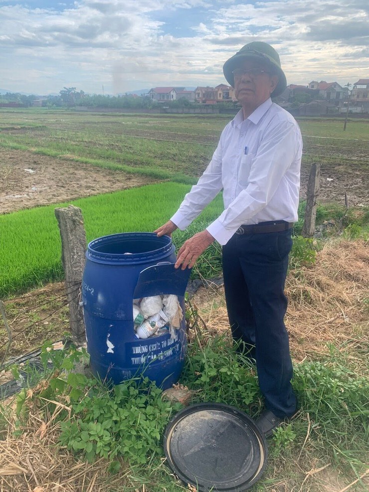 Xã Vật Lại trang bị thùng thu gom chai lọ, vỏ thuốc bảo vệ thực vật trên các cánh đồng- Ảnh 1.