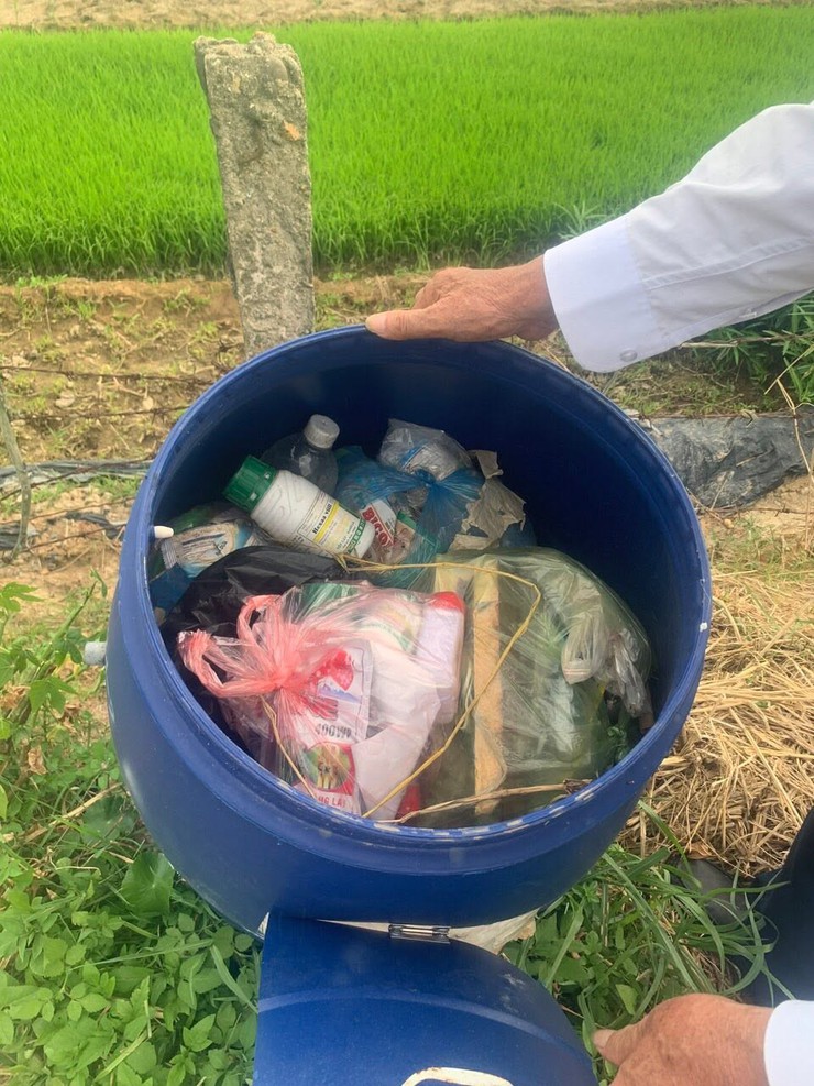 Xã Vật Lại trang bị thùng thu gom chai lọ, vỏ thuốc bảo vệ thực vật trên các cánh đồng- Ảnh 4.