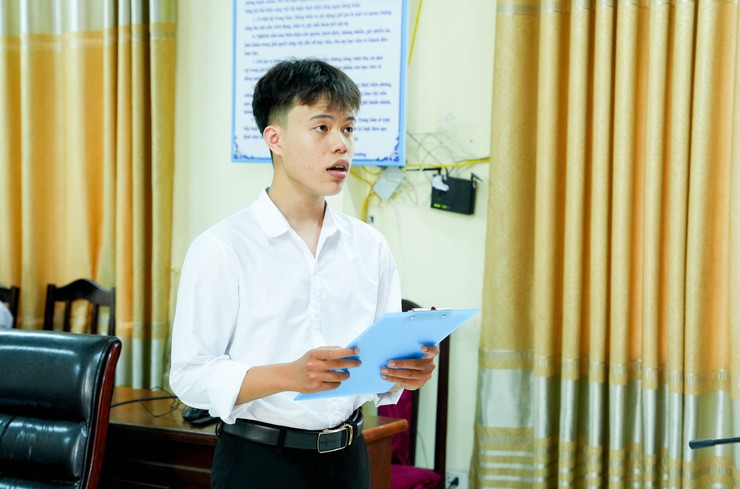 Trung tâm GDNN-GDTX Quốc Oai vinh dự có 4 em học sinh được đứng trong hàng ngũ của Đảng- Ảnh 9.