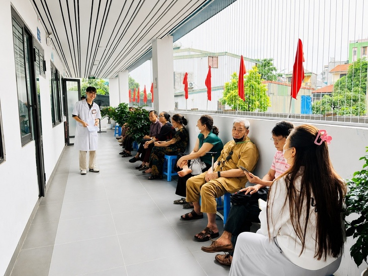Tri ân bằng hành động thiết thực: Phường Long Biên tổ chức khám sức khỏe cho đối tượng chính sách, người có công- Ảnh 2.