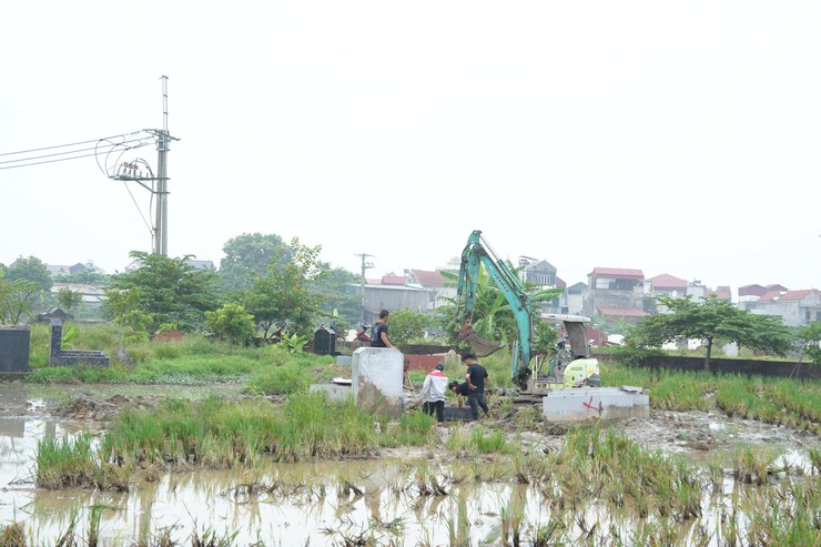 Đẩy nhanh tiến độ di chuyển mồ mả, bàn giao mặt bằng thực hiện dự án Khu đô thị thể thao Quốc tế Hà Nội- Ảnh 1.