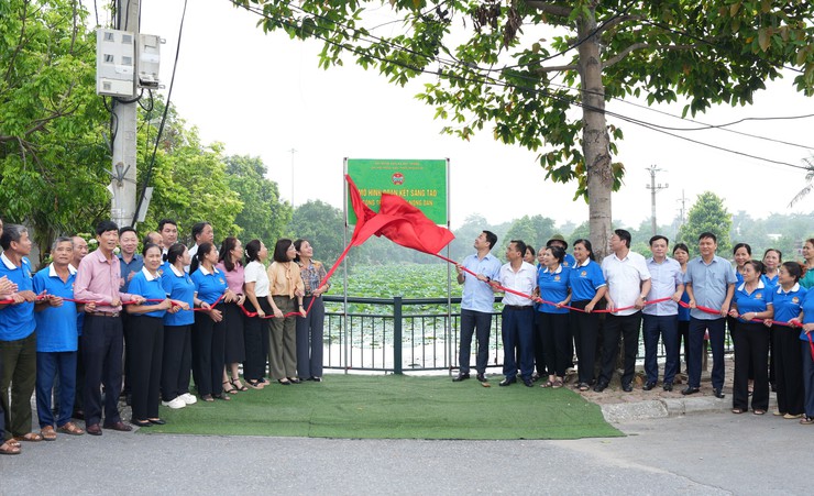 Hội nông dân xã Bát Tràng gắn biển công trình " Hồ Sen nông dân"- Ảnh 3.