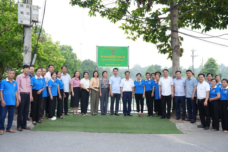 Hội nông dân xã Bát Tràng gắn biển công trình " Hồ Sen nông dân"- Ảnh 4.