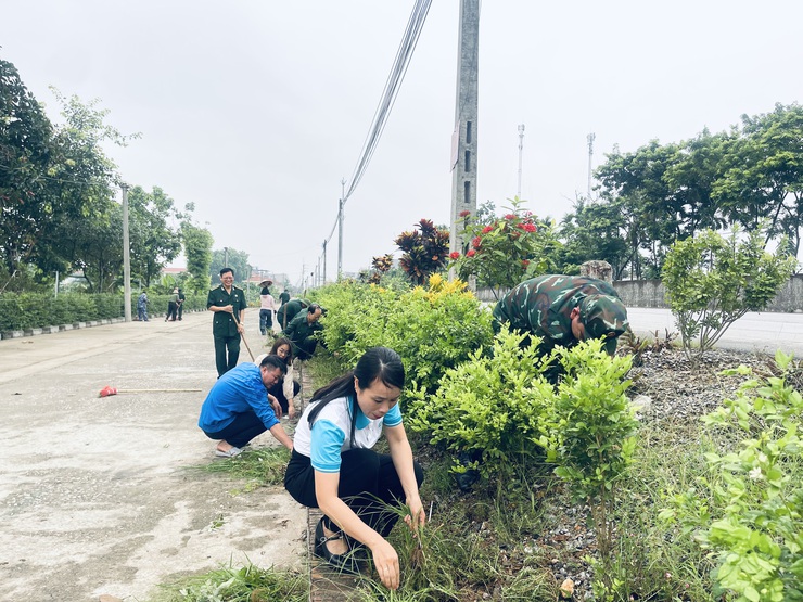 Ra quân vệ sinh môi trường, gắn biển công trình "Tuyến đường nở hoa" tại khu vực Đình Vân Cốc- Ảnh 2.