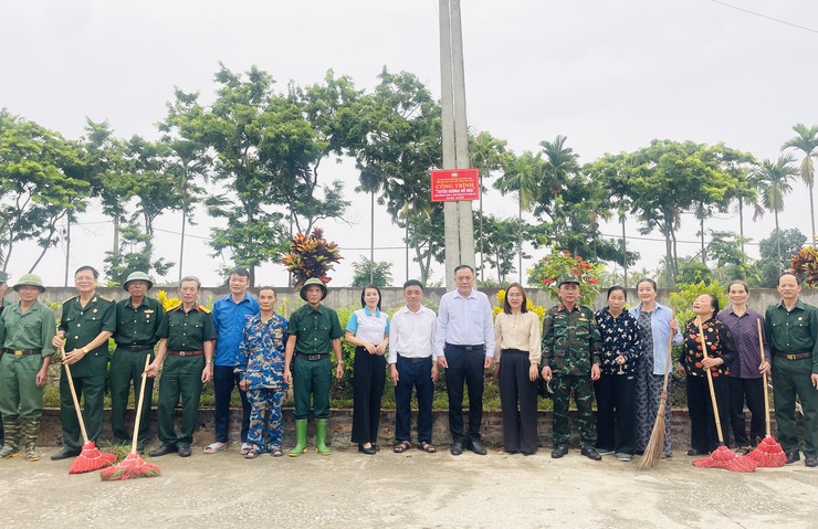 Ra quân vệ sinh môi trường, gắn biển công trình "Tuyến đường nở hoa" tại khu vực Đình Vân Cốc- Ảnh 1.