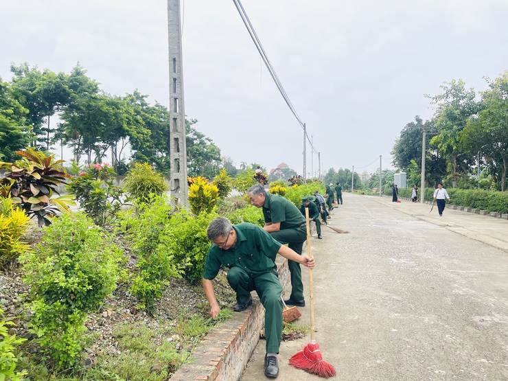 Ra quân vệ sinh môi trường, gắn biển công trình "Tuyến đường nở hoa" tại khu vực Đình Vân Cốc- Ảnh 5.