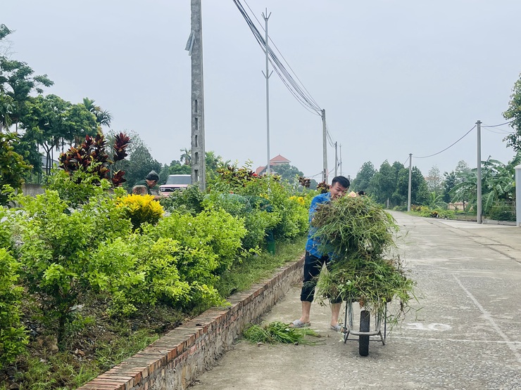 Ra quân vệ sinh môi trường, gắn biển công trình "Tuyến đường nở hoa" tại khu vực Đình Vân Cốc- Ảnh 4.