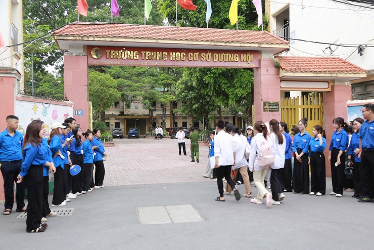 Kỳ thi tốt nghiệp THPT 2026 tại phường Dương Nội: An toàn, nghiêm túc, đúng quy chế- Ảnh 2.