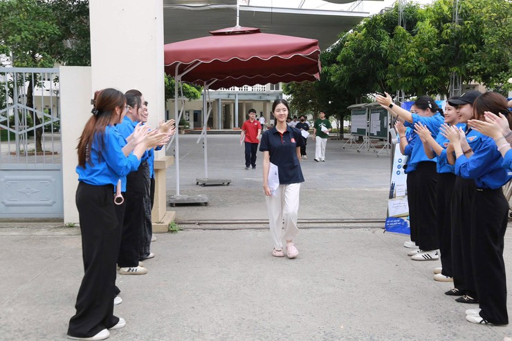 Kỳ thi tốt nghiệp THPT 2026 tại phường Dương Nội: An toàn, nghiêm túc, đúng quy chế- Ảnh 1.