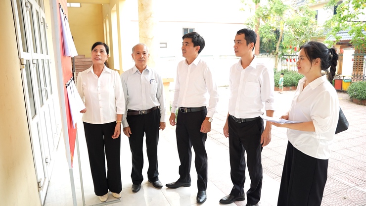 Lãnh đạo xã kiểm tra đánh giá tiến độ thực hiện lấy ý kiến nhân dân về Đề án sắp xếp, tổ chức lại thôn trên địa bàn xã- Ảnh 1.