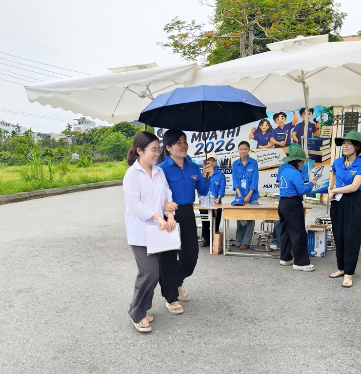 HƠN 1.300 THÍ SINH TRÊN ĐỊA BÀN XÃ THẠCH THẤT HOÀN THÀNH BÀI THI CUỐI CÙNG KỲ THI TỐT NGHIỆP THPT NĂM 2026- Ảnh 4.