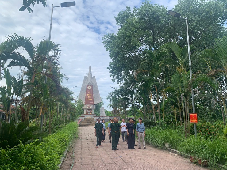 Hội CCB xã Mỹ Đức nhiệm thu, bàn giao công trình thắp sáng nghĩa trang liệt sĩ Đại Nghĩa - Ảnh 2.
