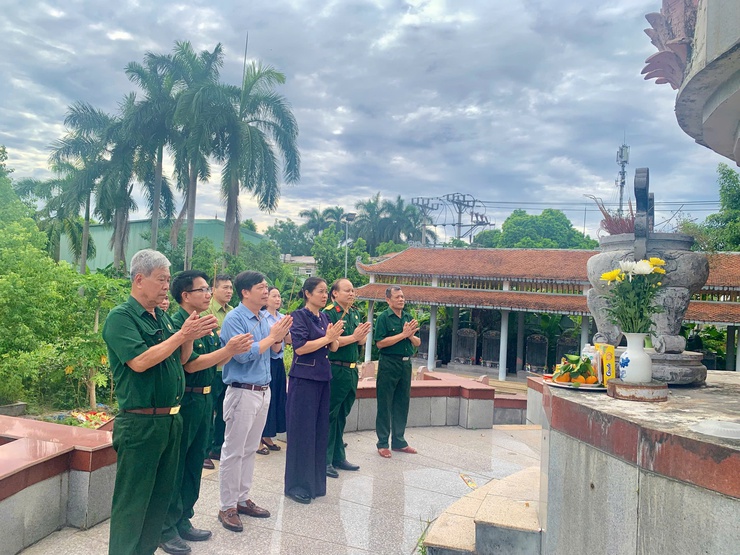 Hội CCB xã Mỹ Đức nhiệm thu, bàn giao công trình thắp sáng nghĩa trang liệt sĩ Đại Nghĩa - Ảnh 1.