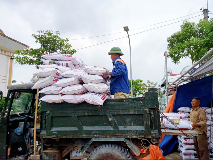 Cấp phát phân bón triển khai mô hình ứng dụng SRI kết hợp cấy máy vụ Mùa 2026.- Ảnh 2.