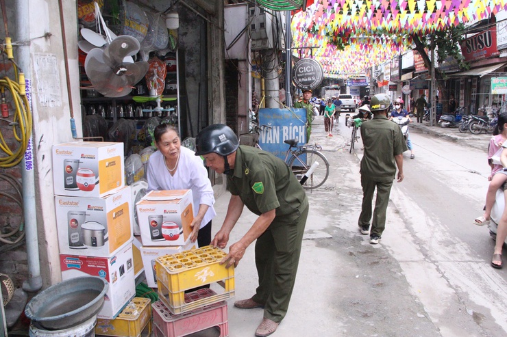 Công an xã Phú Nghĩa tiếp tục thực hiện giải quyết điểm nghẽn trật tự đô thị, trật tự công cộng tại chợ Trường Yên- Ảnh 9.