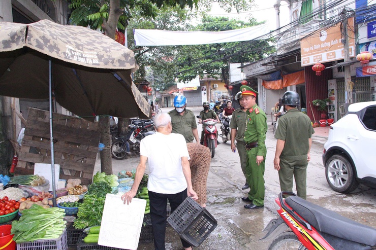 Công an xã Phú Nghĩa tiếp tục thực hiện giải quyết điểm nghẽn trật tự đô thị, trật tự công cộng tại chợ Trường Yên- Ảnh 7.