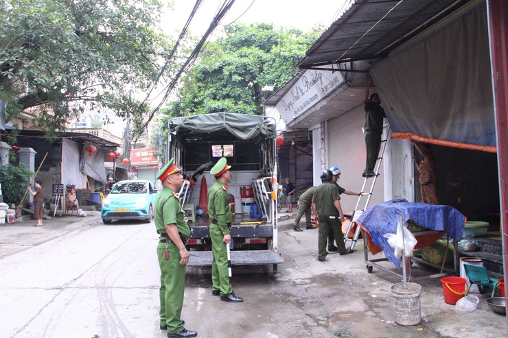 Công an xã Phú Nghĩa tiếp tục thực hiện giải quyết điểm nghẽn trật tự đô thị, trật tự công cộng tại chợ Trường Yên- Ảnh 6.