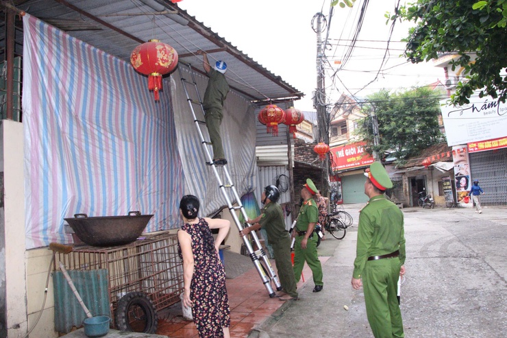 Công an xã Phú Nghĩa tiếp tục thực hiện giải quyết điểm nghẽn trật tự đô thị, trật tự công cộng tại chợ Trường Yên- Ảnh 8.