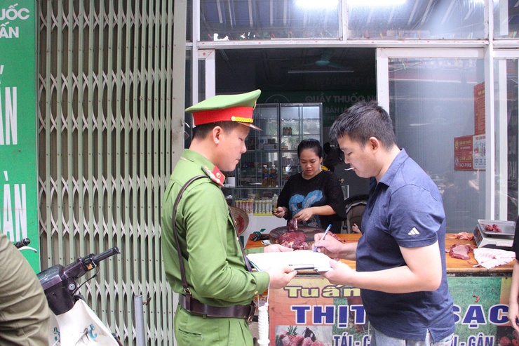 Công an xã Phú Nghĩa tiếp tục thực hiện giải quyết điểm nghẽn trật tự đô thị, trật tự công cộng tại chợ Trường Yên- Ảnh 10.