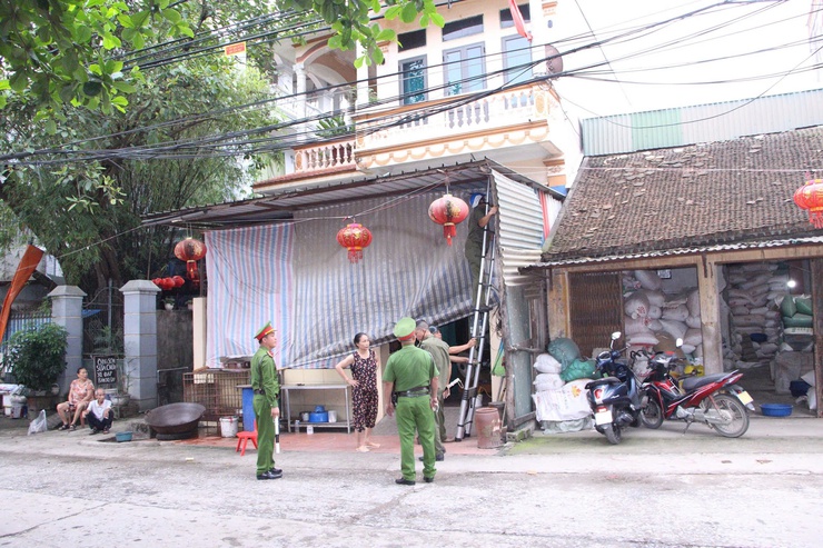 Công an xã Phú Nghĩa tiếp tục thực hiện giải quyết điểm nghẽn trật tự đô thị, trật tự công cộng tại chợ Trường Yên- Ảnh 4.