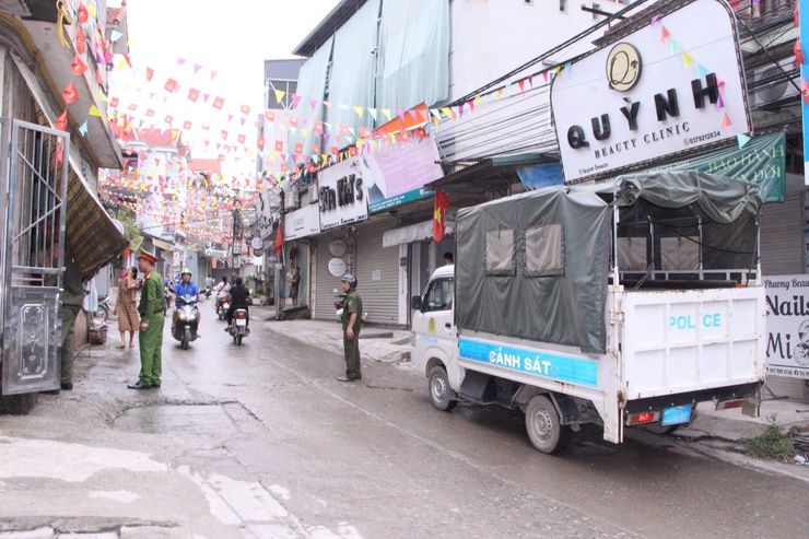 Công an xã Phú Nghĩa tiếp tục thực hiện giải quyết điểm nghẽn trật tự đô thị, trật tự công cộng tại chợ Trường Yên- Ảnh 1.