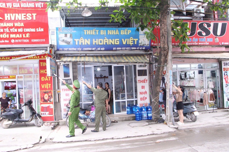 Công an xã Phú Nghĩa tiếp tục thực hiện giải quyết điểm nghẽn trật tự đô thị, trật tự công cộng tại chợ Trường Yên- Ảnh 3.