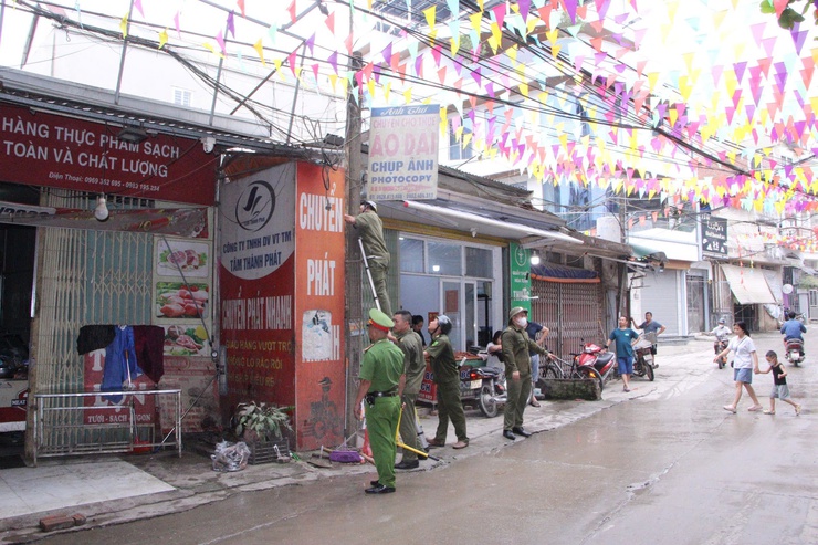 Công an xã Phú Nghĩa tiếp tục thực hiện giải quyết điểm nghẽn trật tự đô thị, trật tự công cộng tại chợ Trường Yên- Ảnh 2.