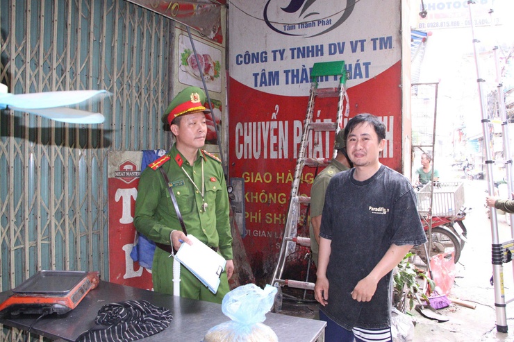 Công an xã Phú Nghĩa tiếp tục thực hiện giải quyết điểm nghẽn trật tự đô thị, trật tự công cộng tại chợ Trường Yên- Ảnh 11.