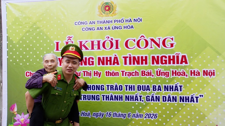 Công an xã Ứng Hòa khởi công xây dựng nhà tình nghĩa cho hộ gia đình thôn Trạch Bái.- Ảnh 3.