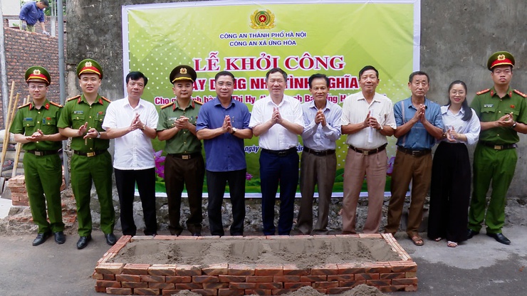Công an xã Ứng Hòa khởi công xây dựng nhà tình nghĩa cho hộ gia đình thôn Trạch Bái.- Ảnh 2.
