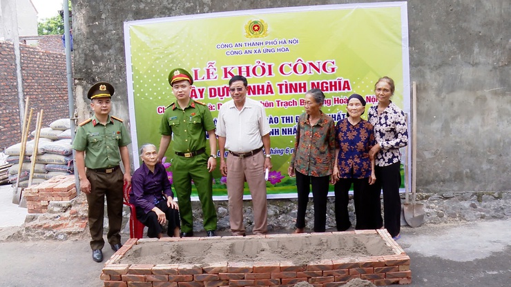 Công an xã Ứng Hòa khởi công xây dựng nhà tình nghĩa cho hộ gia đình thôn Trạch Bái.- Ảnh 4.