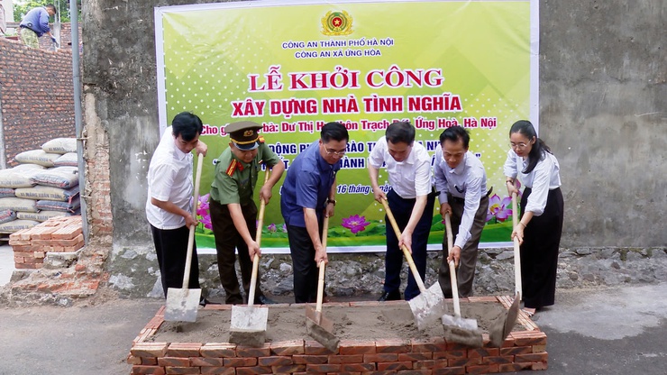 Công an xã Ứng Hòa khởi công xây dựng nhà tình nghĩa cho hộ gia đình thôn Trạch Bái.- Ảnh 1.
