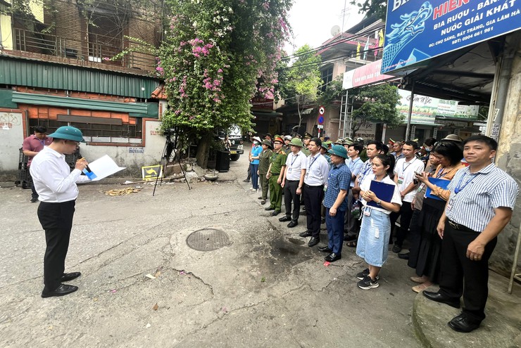 Xã Bát Tràng ra quân giải tỏa các điểm kinh doanh tự phát trái phép- Ảnh 4.